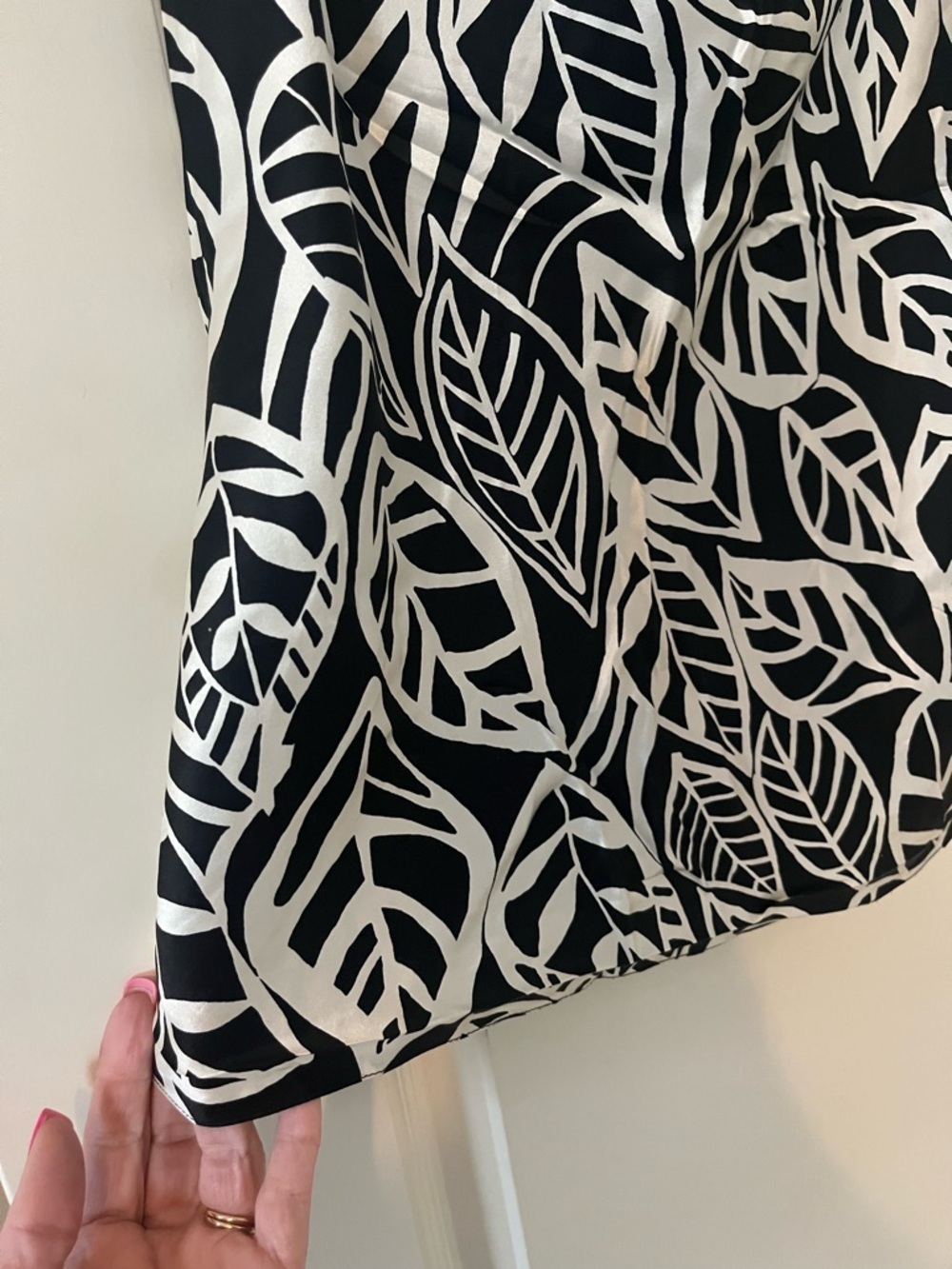 Talbots Silk BW Leaf Print Draped Neck Sleeveless Top Women’s Size 8 - Picture 7 of 14